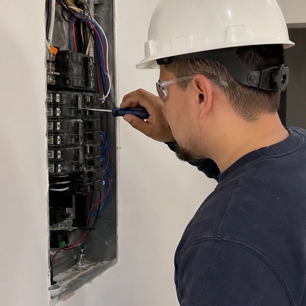 Electricista profesional trabajando en un tablero eléctrico